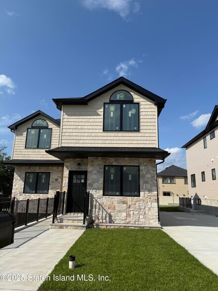 42 Greenway Ave, Staten  Island, NY 10314