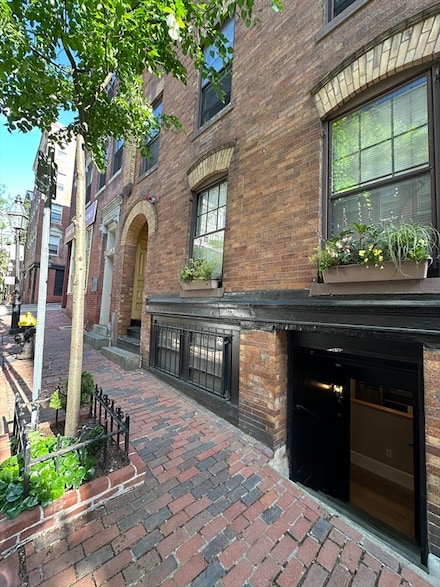 62 Phillips St, Boston, MA 02114