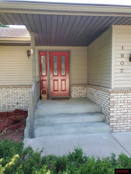 1907 Crestview Dr, New Ulm, MN 56073