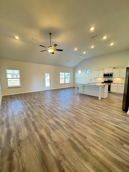 3901 Eastwind Dr, Rockvale, TN 37153