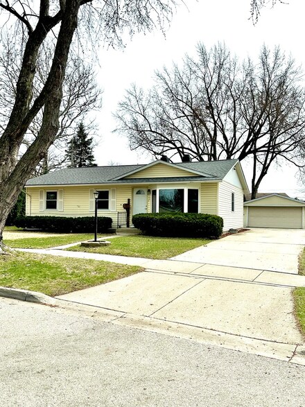 203 E Maxon Ln, Streamwood, IL 60107