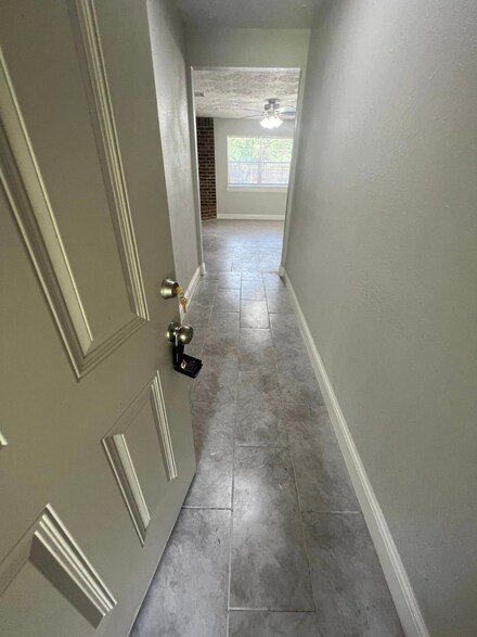 210 Maple St, Highlands, TX 77562