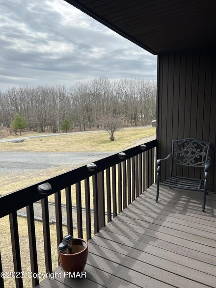 195 Foxfire Dr, Mount Pocono, PA 18344