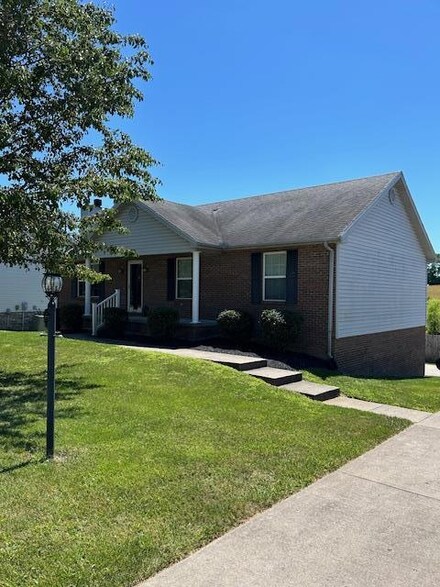 2525 Magnolia Ct, Maysville, KY 41056