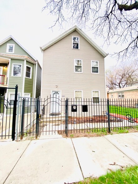 2027 W James St, Chicago, IL 60609
