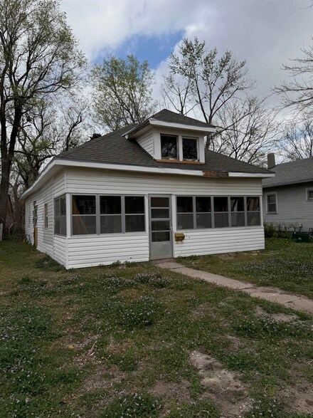 724 E 1st Ave, Hutchinson, KS 67501