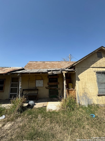 329 5th St, Poteet, TX 78065