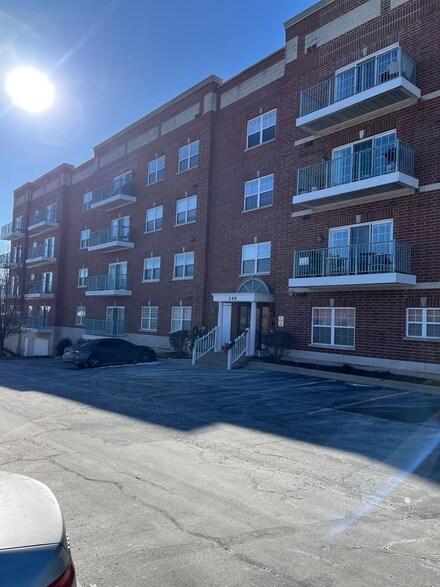 245 W Johnson St Unit 306, Palatine, IL 60067