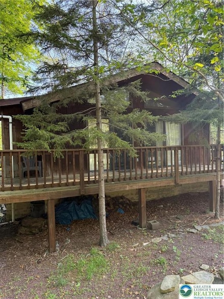 9817 Deerwood Dr, Tobyhanna, PA 18466