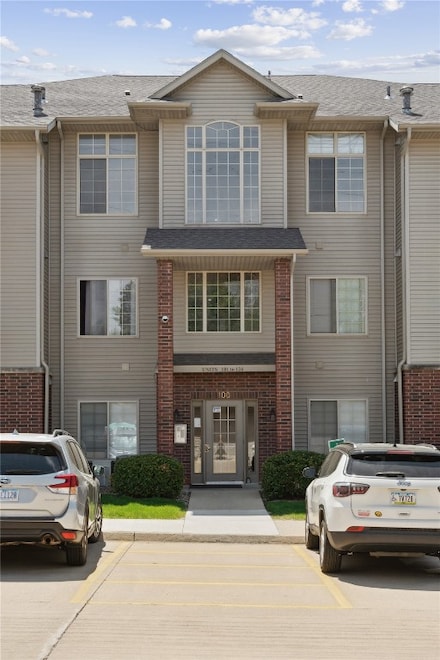 250 Cimarron Dr Unit 106, Hiawatha, IA 52233