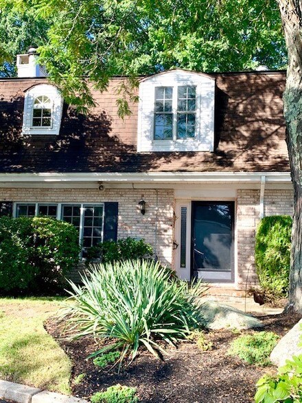 77 Hoffman Ave Unit E, Cranston, RI 02920