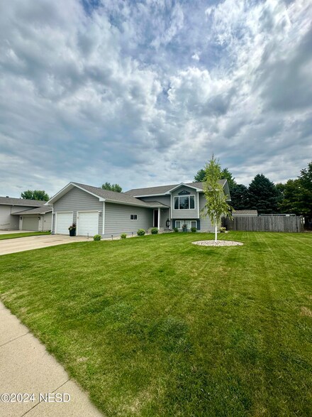 312 29th St NW, Watertown, SD 57201
