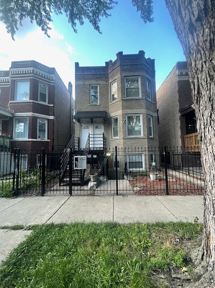4032 W Kamerling Ave, Chicago, IL 60651