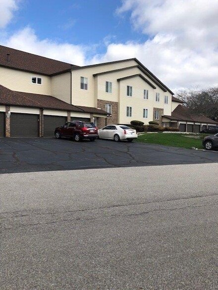 5060 Spinnaker Ln Unit E, Crown Point, IN 46307
