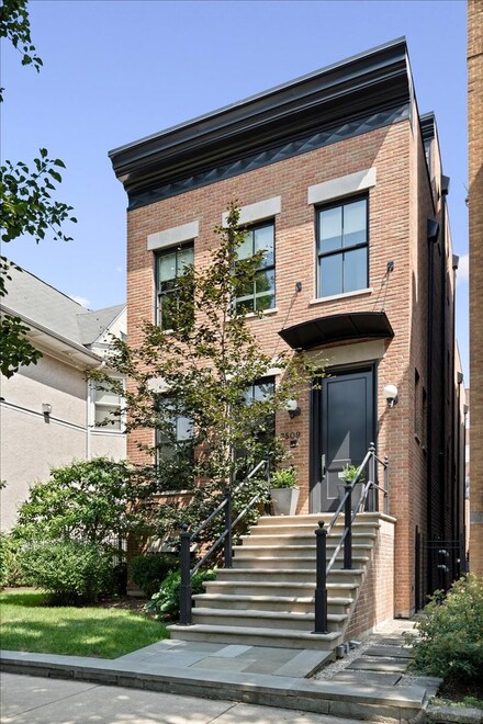 3509 N Janssen Ave, Chicago, IL 60657