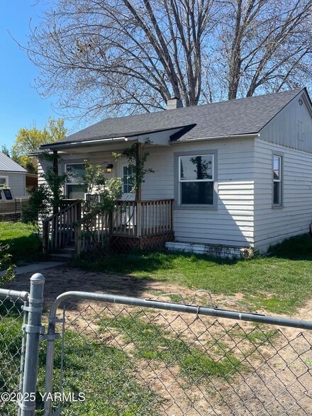 1712 S 11th Ave, Yakima, WA 98902