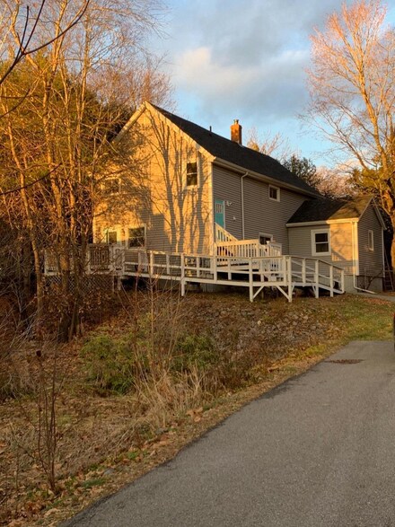 10 Dudley St, Hampden, ME 04444