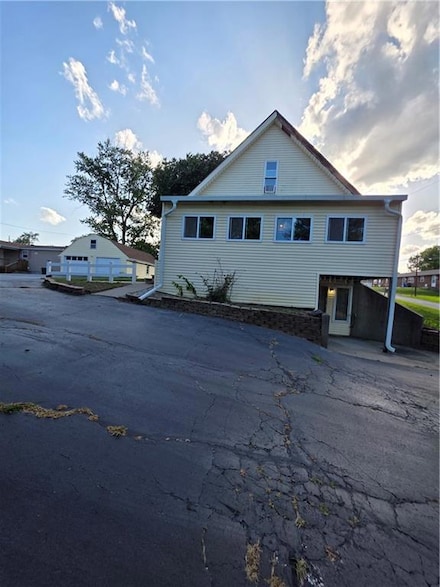 8215 Schell Rd, Pleasant Valley, MO 64068