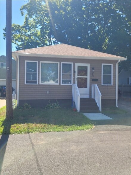 42 Fuller St, Warwick, RI 02889
