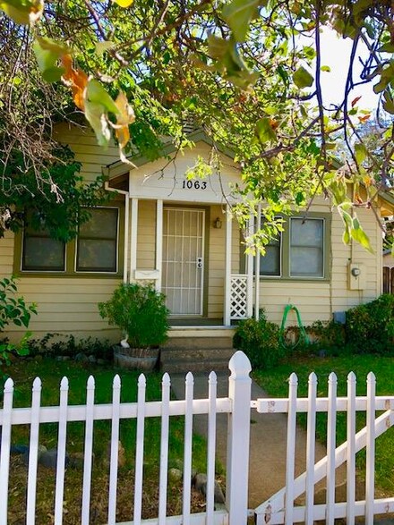 1063 Gilbert St, Redding, CA 96001