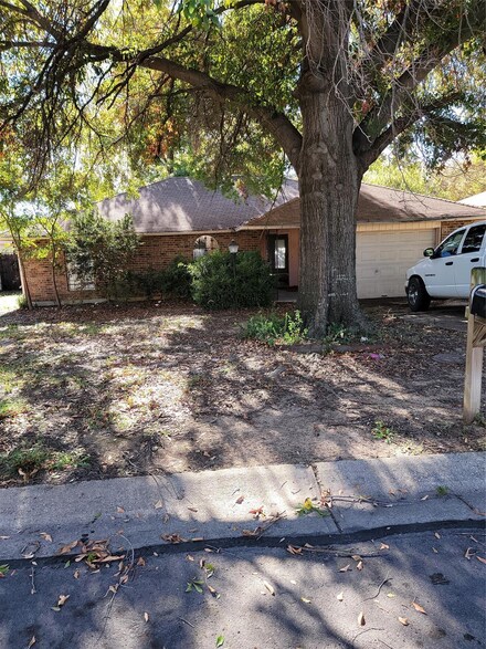 1704 Meadow Oak St, Denton, TX 76209