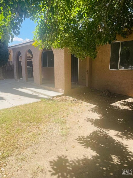 833 Stockton Ave, Bakersfield, CA 93308
