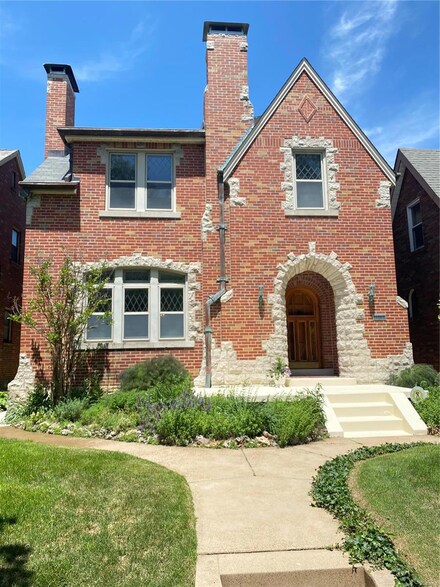 5873 Itaska St, Saint Louis, MO 63109
