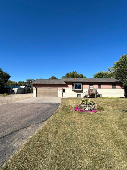 712 E 3rd St, Plankinton, SD 57368