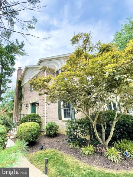 2748 Carter Farm Ct, Alexandria, VA 22306