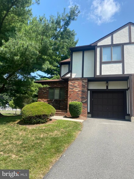 2 Leicester La, Ewing, NJ 08628