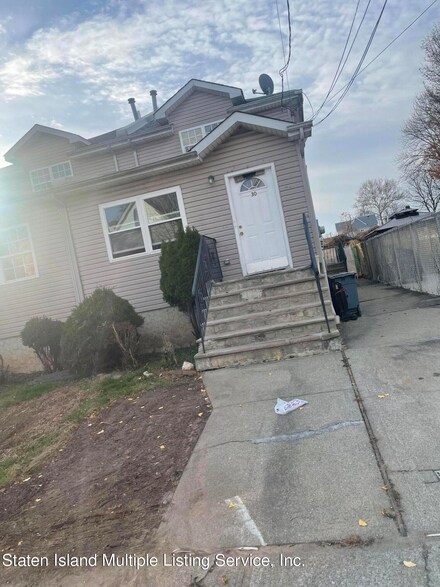 30 Barker St, Staten Island, NY 10310