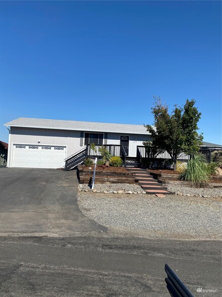 215 Pear Place SW, Mattawa, WA 99349