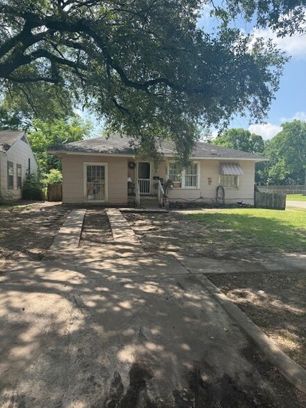 8302 Wier Dr, Houston, TX 77017