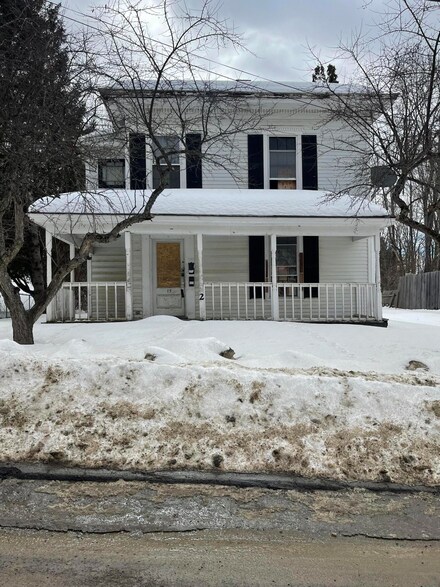 15 Maple St, Dexter, ME 04930