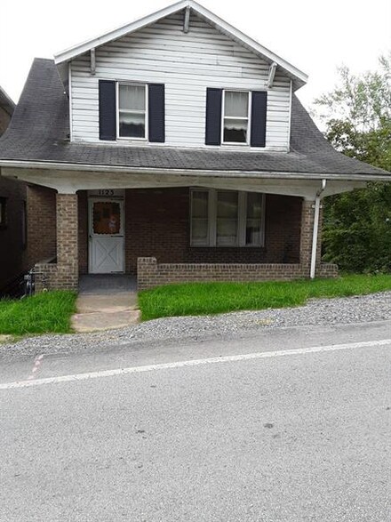 1123 Hancock Ave, Vandergrift, PA 15690