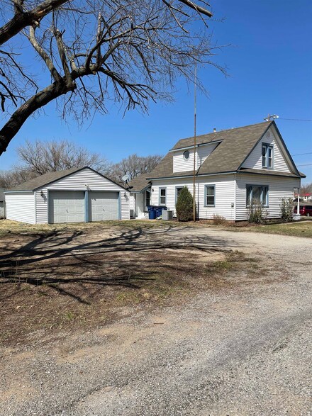 202 W 3rd St, Lahoma, OK 73754