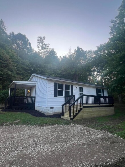 251 State St, Brinkhaven, OH 43006