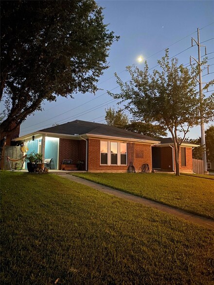 704 Michol St, Grapevine, TX 76051