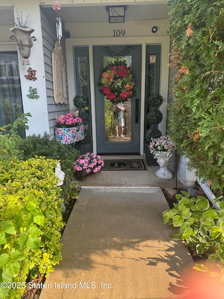 109 Commodore Dr, Staten Island, NY 10309