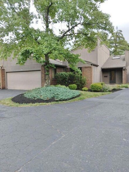 1628 Coppertree Ln, Columbus, OH 43232