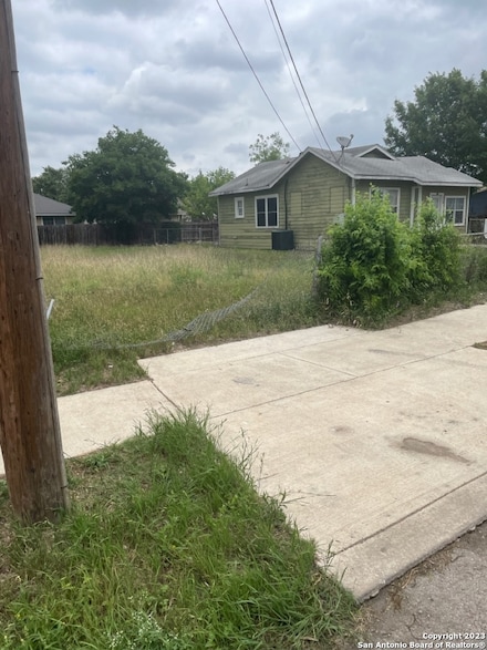 225 W Petaluma Blvd, San Antonio, TX 78221