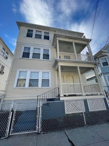 52 Waverly St, Providence, RI 02907