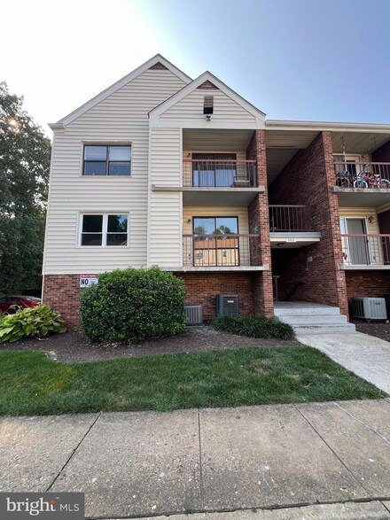 202 Chesterfield Ln Unit 201, Stafford, VA 22556