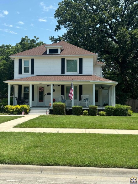 717 N 3rd St, Burlington, KS 66839