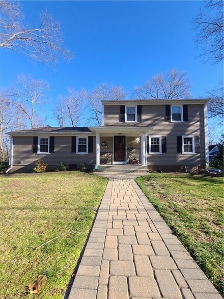 90 Sage Dr, Warwick, RI 02886