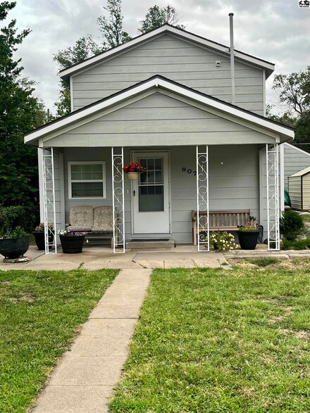 907 E 6th Ave, Hutchinson, KS 67501