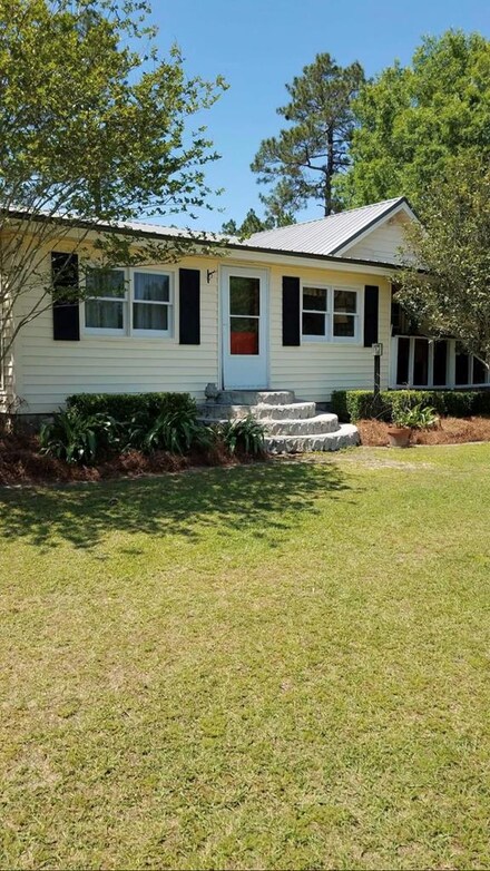 206 Hidden Lakes Dr, Enigma, GA 31749