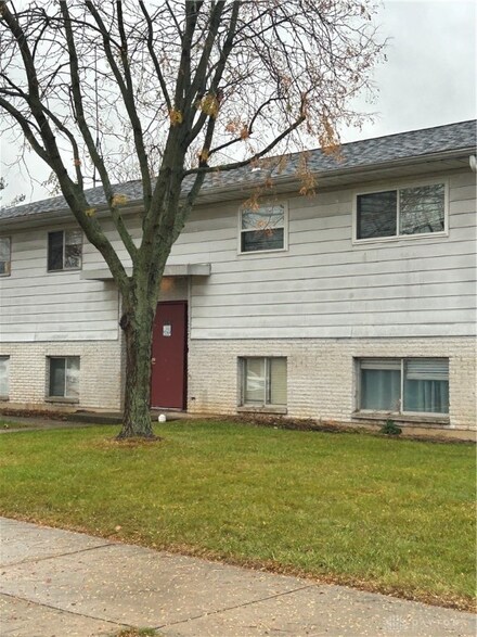 914 W Lake Ave, New Carlisle, OH 45344