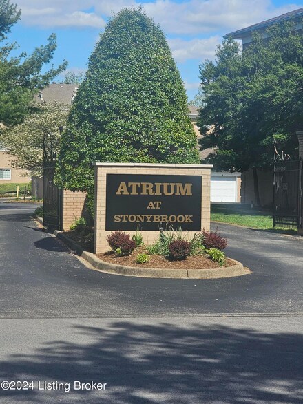 8502 Atrium Dr Unit 808, Louisville, KY 40220