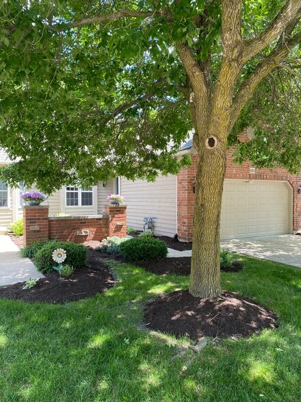 1253 Oakleaf Ct, Aurora, IL 60506